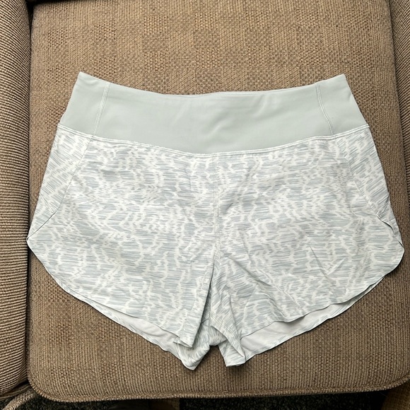 Athleta printed run with it 3.5” shorts - Picture 4 of 6